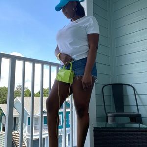 Meet your Posher, Amoy